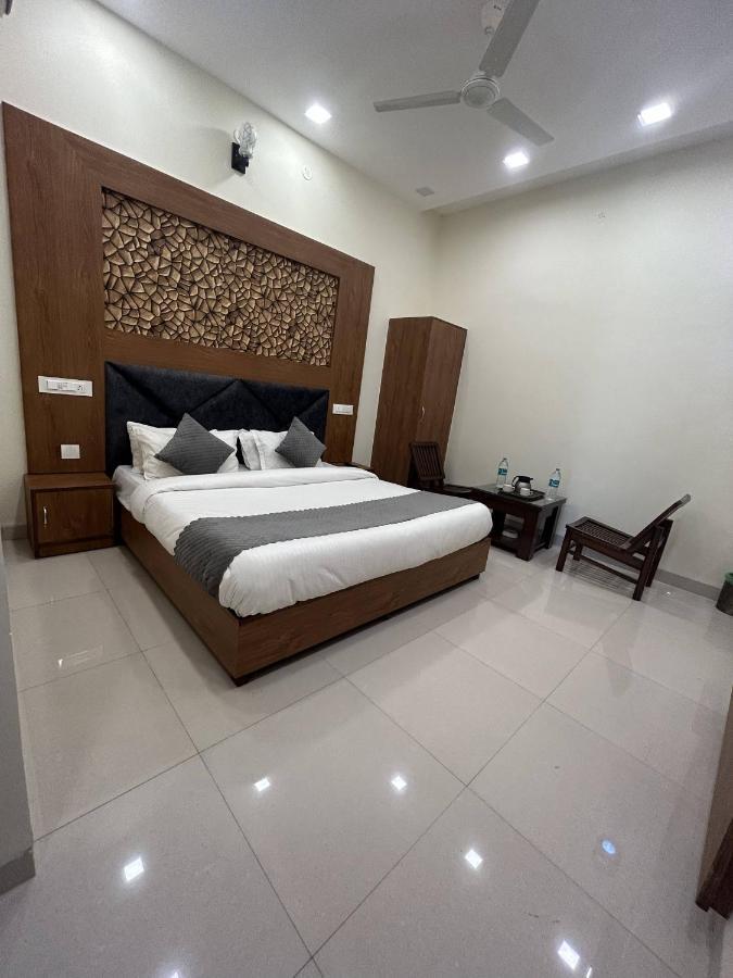 Hotel Woodlark Zirakpur - A Peaceful Stay Ngoại thất bức ảnh